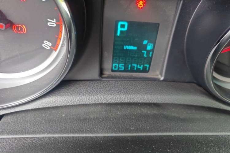 Used Buick Encore 2015 1.4T Automatic Two-Wheel Drive Urban Leading Model Odometer Close Up
