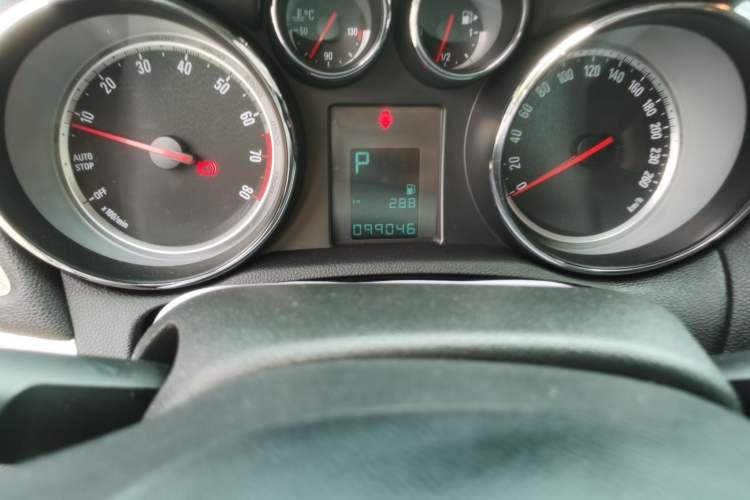 Used Buick Encore 2015 1.4T Automatic Two-Wheel Drive Urban Elite Version Odometer Close Up