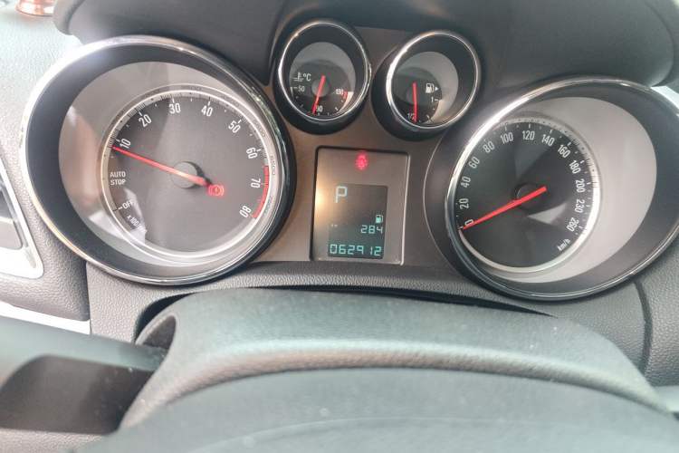 Used Buick Encore 2015 1.4T Automatic Two-Wheel Drive Urban Leading Model Odometer Close Up