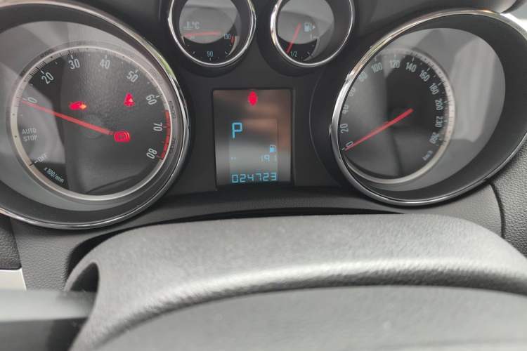 Used Buick Encore 2015 1.4T Automatic Two-Wheel Drive Urban Elite Version Odometer Close Up