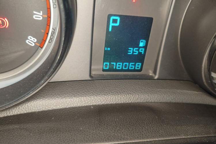 Used Buick Encore 2015 1.4T Automatic Two-Wheel Drive Urban Elite Version Odometer Close Up