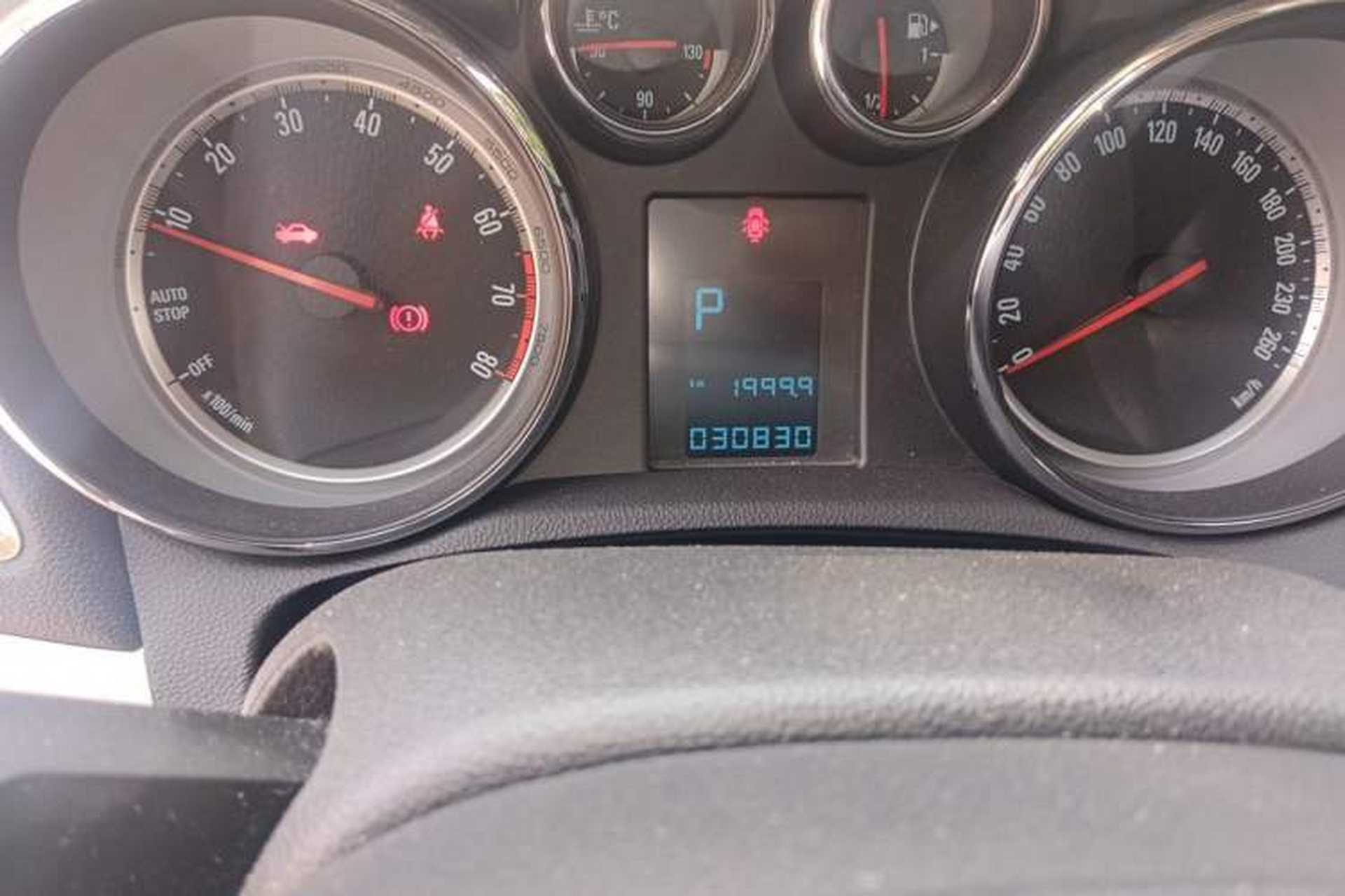 Used Buick Encore 2015 1.4T Automatic Two-Wheel Drive Urban Elite Version Odometer Close Up