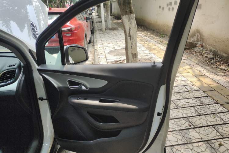 Used Buick Encore 2015 1.4T Automatic Two-Wheel Drive Urban Elite Version Right Front Door Interior