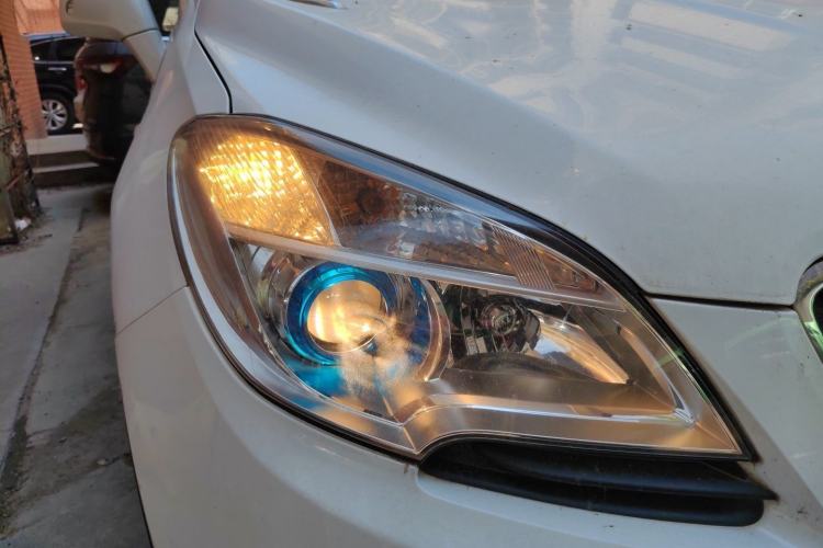 Used Buick Encore 2015 1.4T Automatic Two-Wheel Drive Urban Elite Version Right Front Headlight
