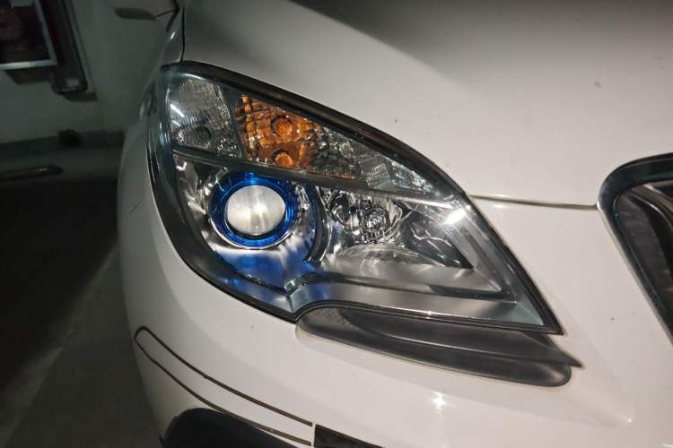 Used Buick Encore 2015 1.4T Manual Two-Wheel Drive Urban Advanced Model Right Front Headlight