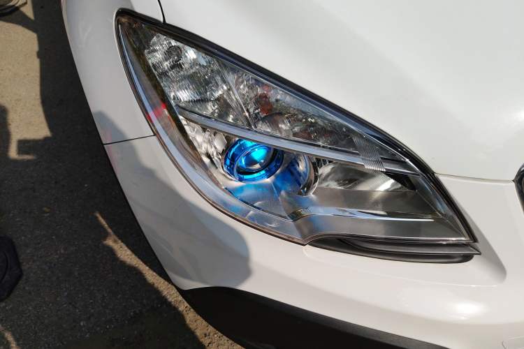 Used Buick Encore 2015 1.4T Automatic Two-Wheel Drive Urban Elite Version Right Front Headlight