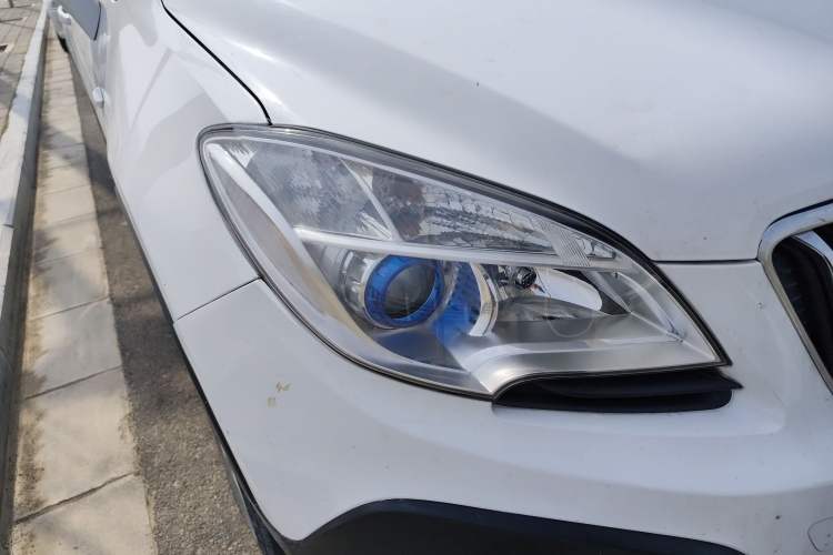 Used Buick Encore 2015 1.4T Automatic Two-Wheel Drive Urban Elite Version Right Front Headlight