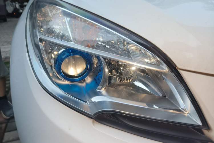 Used Buick Encore 2015 1.4T Automatic Two-Wheel Drive Urban Elite Version Right Front Headlight