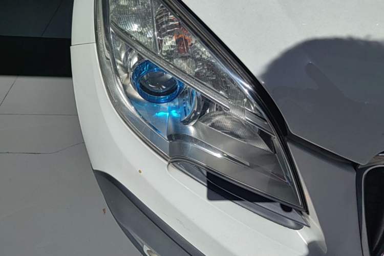 Used Buick Encore 2015 1.4T Automatic Two-Wheel Drive Urban Elite Version Right Front Headlight