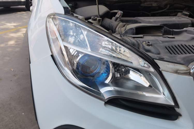 Used Buick Encore 2015 1.4T Manual Two-Wheel Drive Urban Advanced Model Right Front Headlight