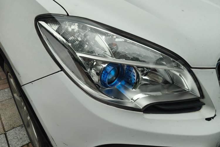 Used Buick Encore 2015 1.4T Manual Two-Wheel Drive Urban Advanced Model Right Front Headlight