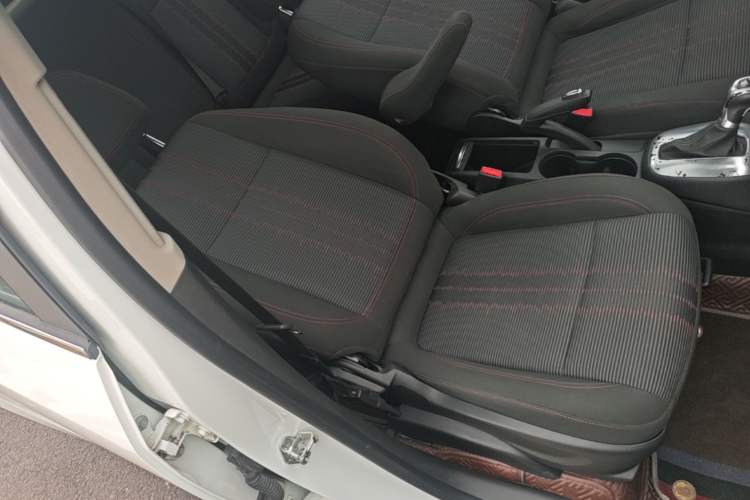 Used Buick Encore 2015 1.4T Automatic Two-Wheel Drive Urban Elite Version Right Front Seat