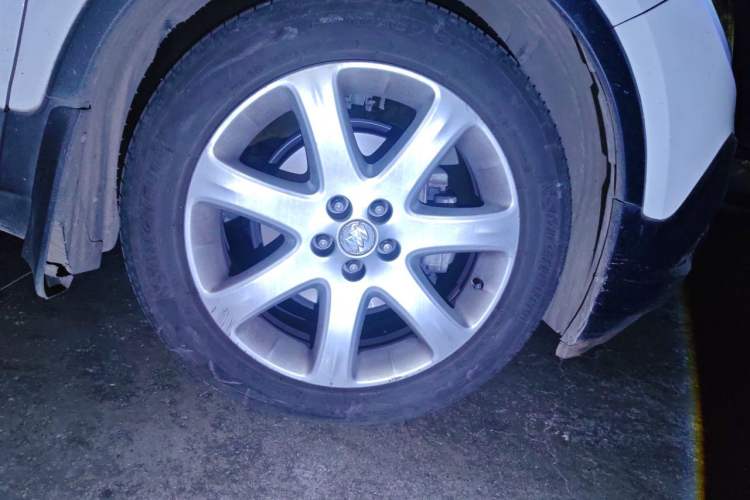 Used Buick Encore 2015 1.4T Automatic Two-Wheel Drive Urban Leading Model Right Front Wheel Hub