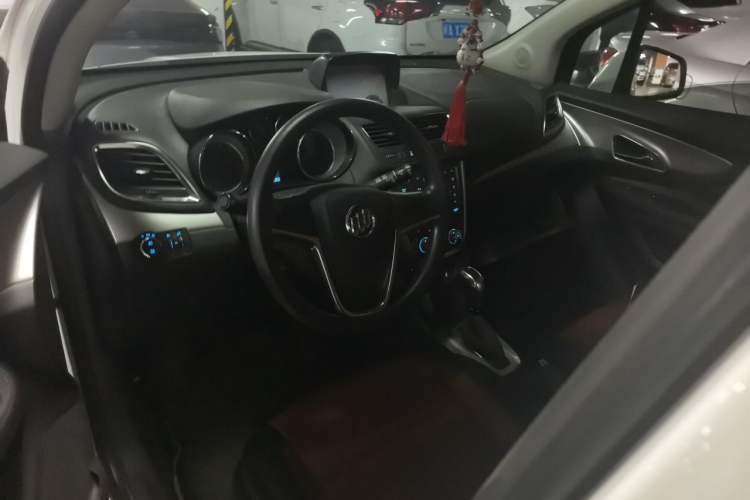 Used Buick Encore 2015 1.4T Automatic Two-Wheel Drive Urban Elite Version Steering Wheel