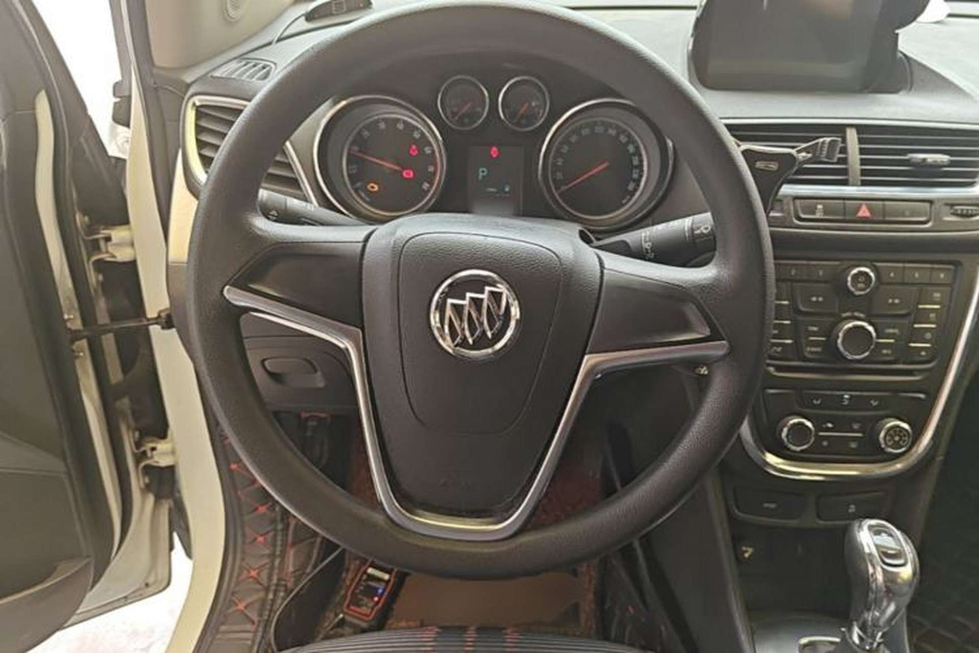 Used Buick Encore 2015 1.4T Automatic Two-Wheel Drive Urban Elite Version Steering Wheel
