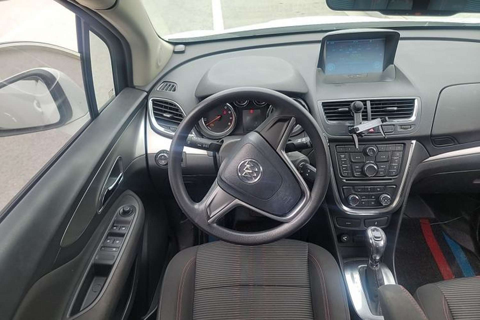 Used Buick Encore 2015 1.4T Automatic Two-Wheel Drive Urban Elite Version Steering Wheel
