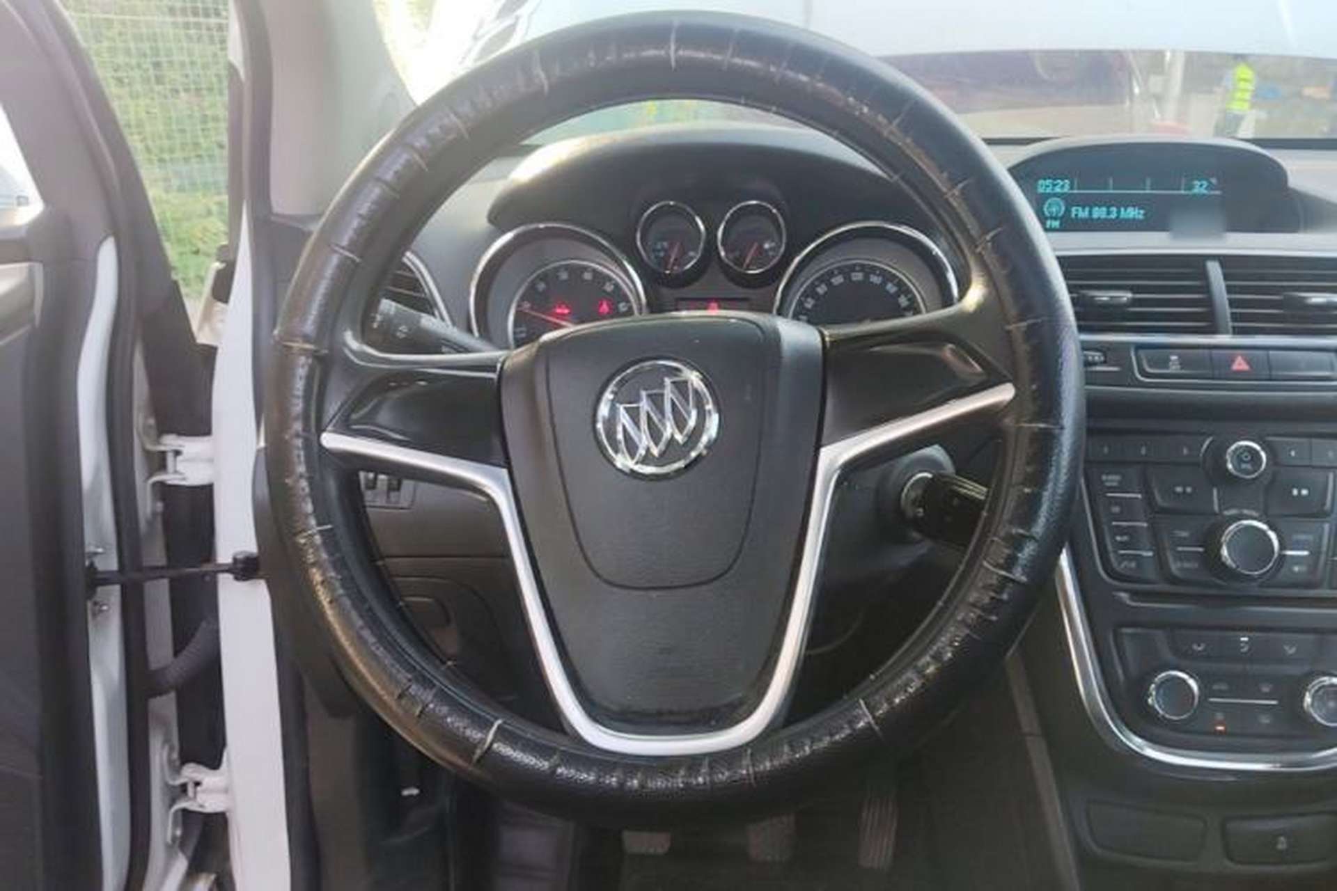 Used Buick Encore 2015 1.4T Manual Two-Wheel Drive Urban Advanced Model Steering Wheel