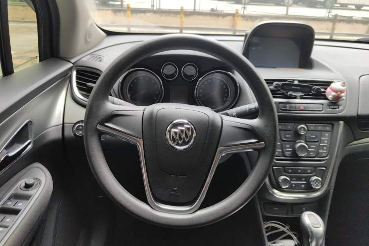 Used Buick Encore 2015 1.4T Automatic Two-Wheel Drive Urban Elite Version Steering Wheel