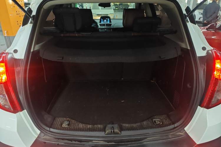 Used Buick Encore 2015 1.4T Manual Two-Wheel Drive Urban Advanced Model Trunk