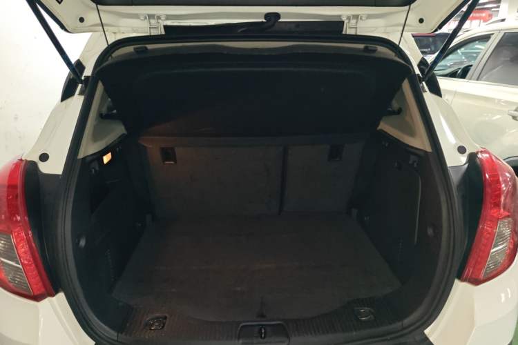 Used Buick Encore 2015 1.4T Automatic All-Wheel-Drive Flagship Model Trunk