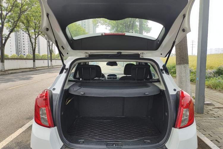Used Buick Encore 2015 1.4T Automatic Two-Wheel Drive Urban Elite Version Trunk