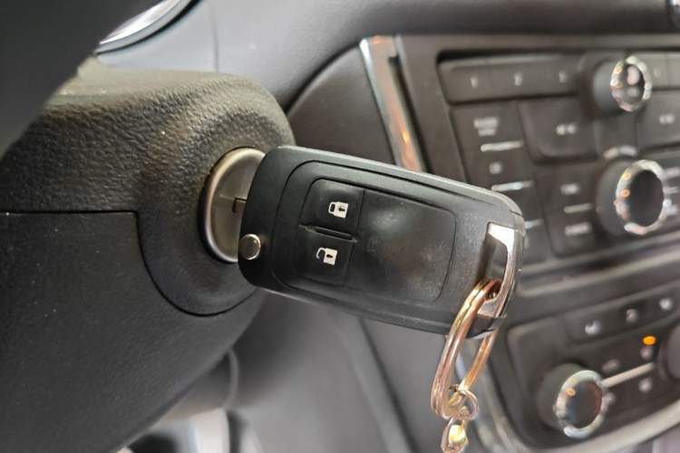 Used Buick Encore 2015 1.4T Automatic Two-Wheel Drive Urban Elite Version Vehicle Key