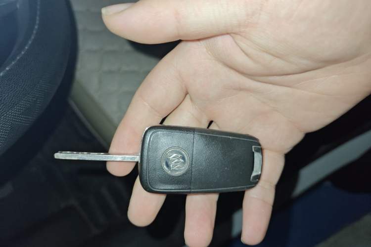 Used Buick Encore 2015 1.4T Automatic Two-Wheel Drive Urban Elite Version Vehicle Key