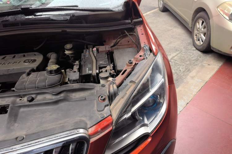 Used Buick Encore 2015 1.4T Automatic Two-Wheel Drive Urban Elite Version Engine Bay Left