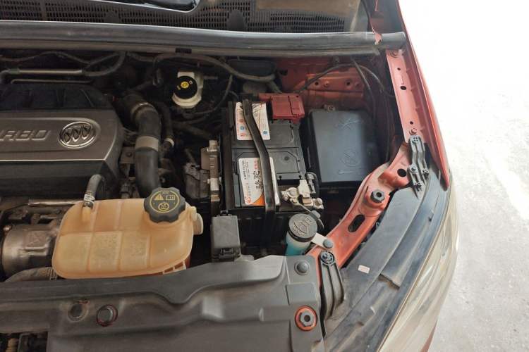 Used Buick Encore 2015 1.4T Automatic Two-Wheel Drive Urban Elite Version Engine Bay Left