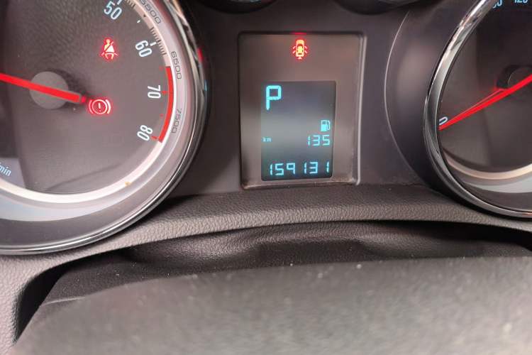 Used Buick Encore 2015 1.4T Automatic Two-Wheel Drive Urban Elite Version Odometer Close Up