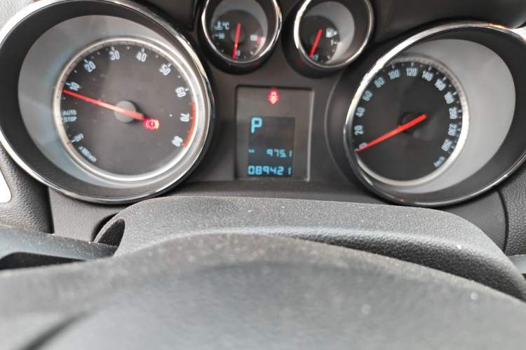Used Buick Encore 2015 1.4T Automatic Two-Wheel Drive Urban Elite Version Odometer Close Up