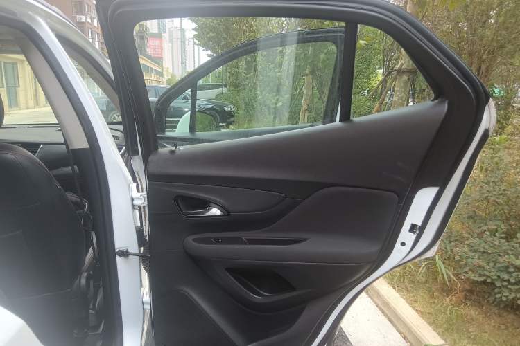 Used Buick Encore 2016 18T Automatic Two-Wheel Drive Urban Leading Edition Interior 4