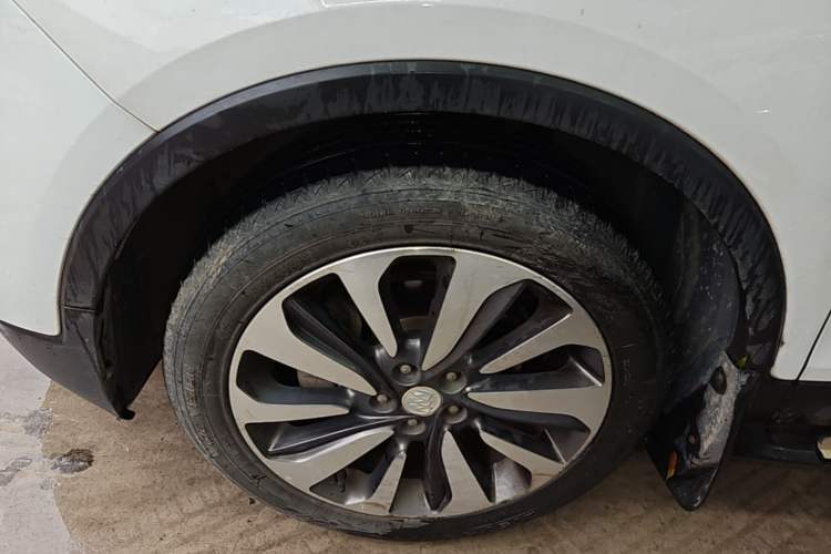 Used Buick Encore 2017 18T Automatic Two-Wheel Drive Urban Elite Model Left Front Wheel Hub