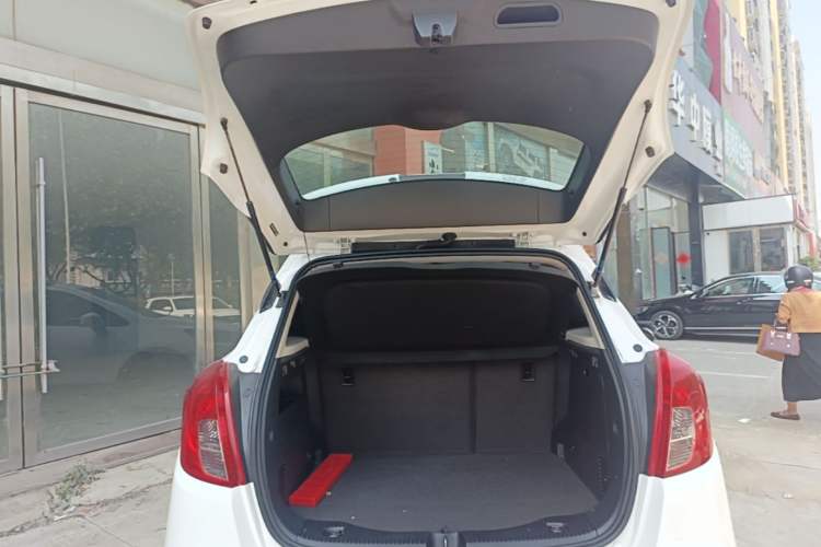 Used Buick Encore 2017 18T Automatic Two-Wheel Drive Urban Fashion Model Trunk
