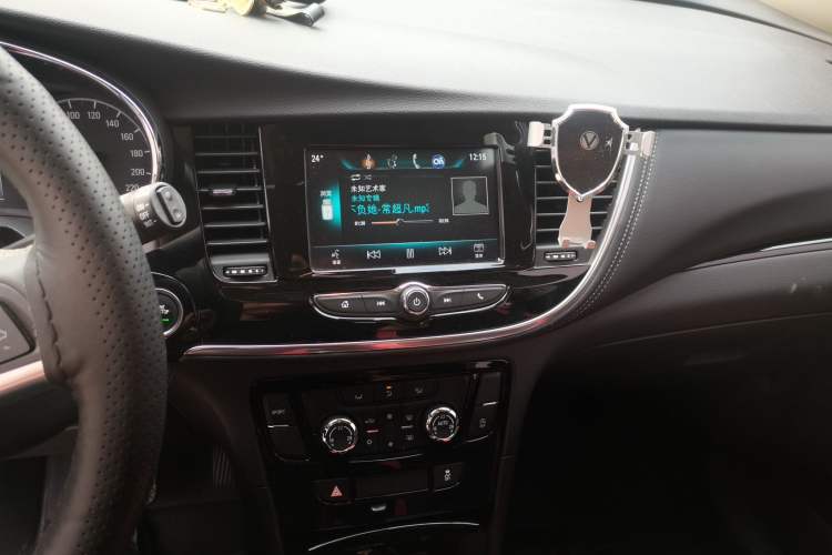 Used Buick Encore 2018 18T Automatic Two-Wheel Drive Urban Elite Model Audio And AC Panel