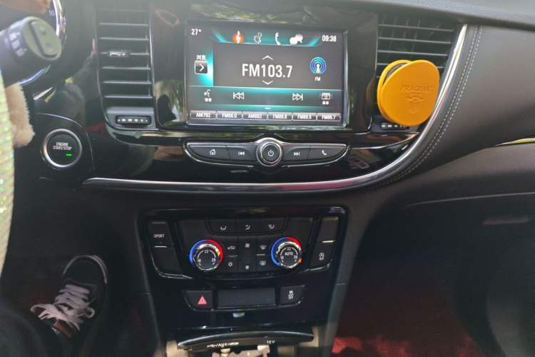 Used Buick Encore 2018 18T Automatic Two-Wheel Drive Urban Elite Model Audio And AC Panel