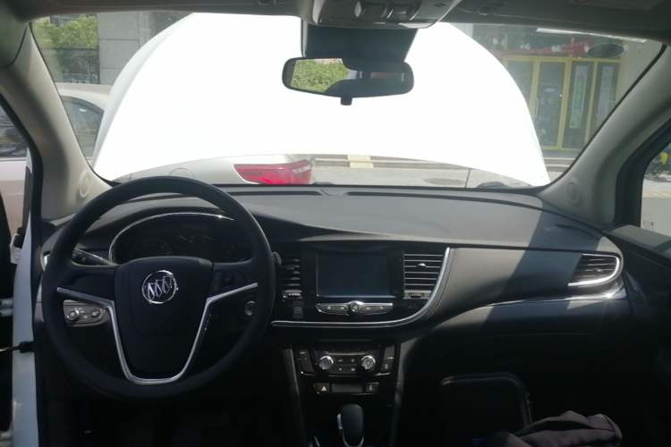 Used Buick Encore 2018 18T Automatic Two-Wheel Drive Urban Leading Model Center Console
