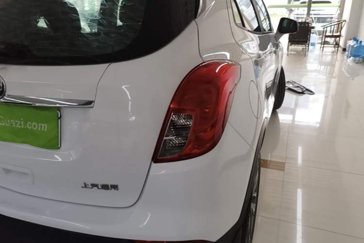 Used Buick Encore 2018 18T Automatic Two-Wheel Drive Urban Fashion Model Exterior 3