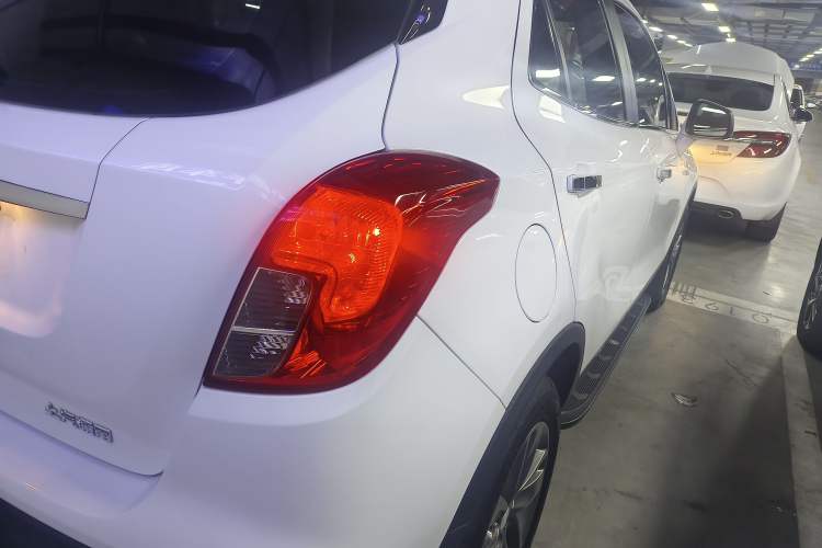 Used Buick Encore 2018 18T Automatic Two-Wheel Drive Urban Fashion Model Exterior 3