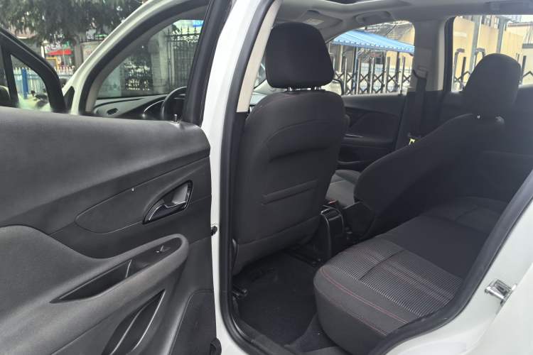 Used Buick Encore 2018 18T Automatic Two-Wheel Drive Urban Leading Model Interior 3