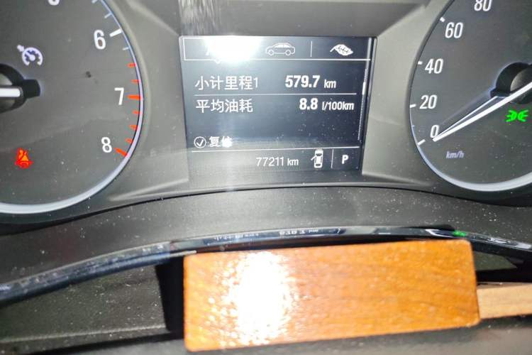 Used Buick Encore 2018 18T Automatic Two-Wheel Drive Urban Elite Model Odometer Close Up