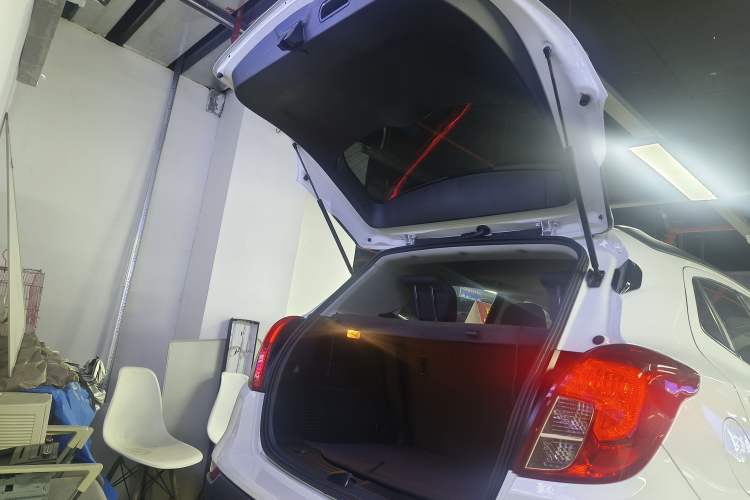 Used Buick Encore 2018 18T Automatic Two-Wheel Drive Urban Fashion Model Trunk