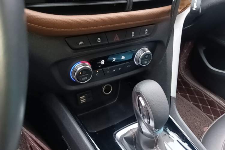 Used Buick Encore 2020 20T CVT Luxury Edition Audio And AC Panel