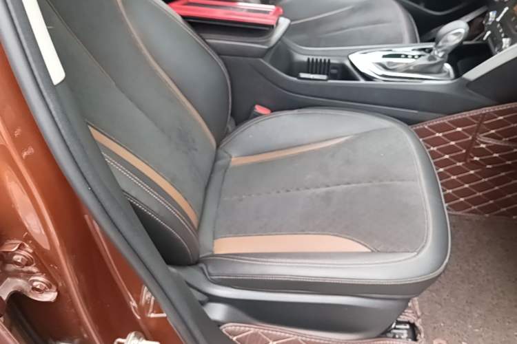 Used Buick Encore 2020 20T CVT Luxury Edition Right Front Seat
