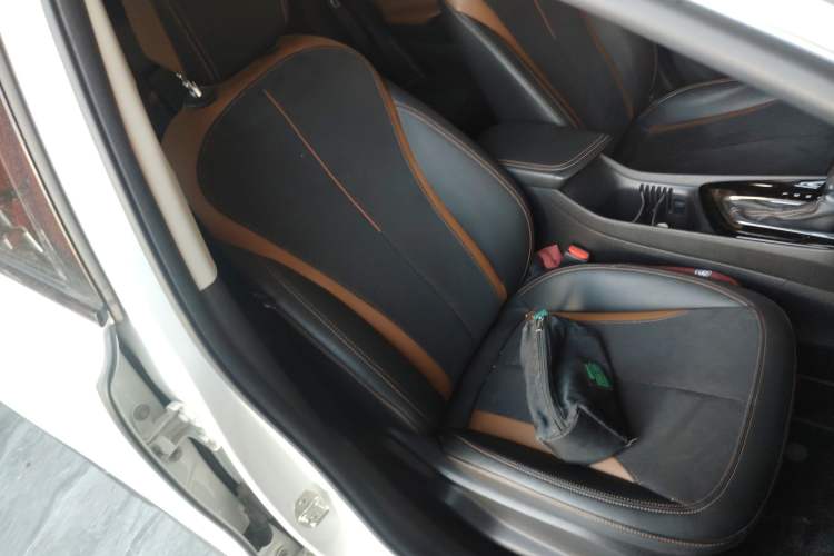Used Buick Encore 2020 20T CVT Luxury Edition Right Front Seat