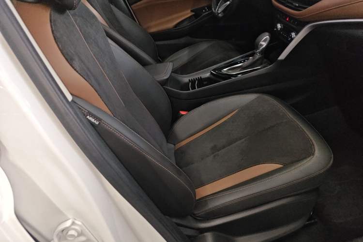 Used Buick Encore 2021 332T CVT Luxury Version Right Front Seat