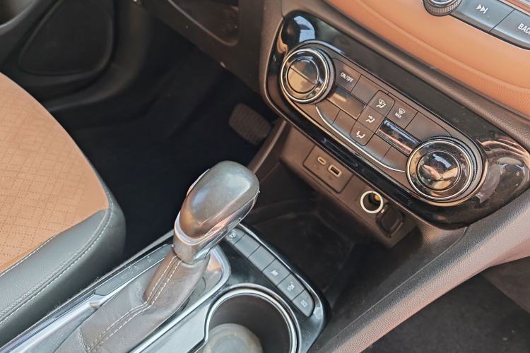 Used Buick Encore GX 2020 20T CVT Two-Wheel Drive Luxury Version Interior 7