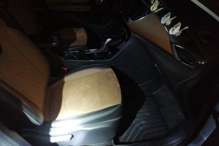 Used Buick Encore GX 2020 20T CVT Two-Wheel Drive Luxury Version Right Front Seat