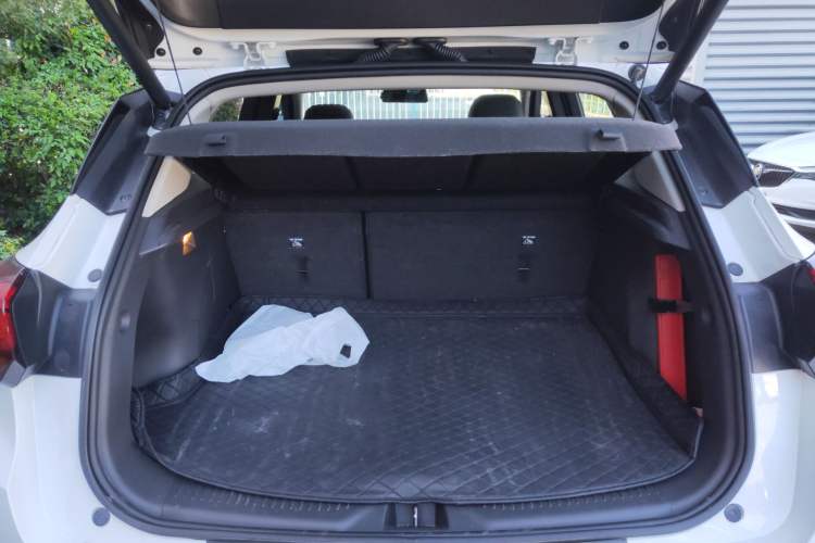 Used Buick Encore GX 2020 20T CVT Two-Wheel Drive Luxury Version Trunk