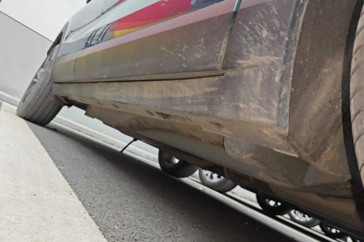 Used Buick Encore GX 2022 332T CVT Two-Wheel Drive Luxury Version Right Side Sill